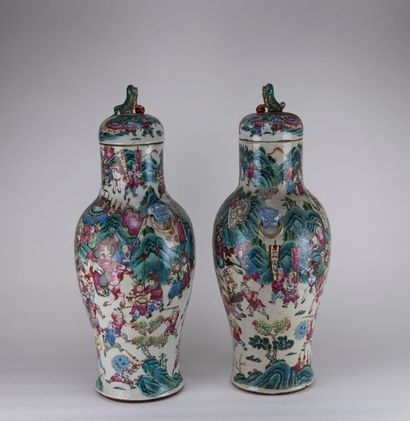 null CHINE, Canton. Paire de vases couverts en porcelaine polychrome à décor de scènes...