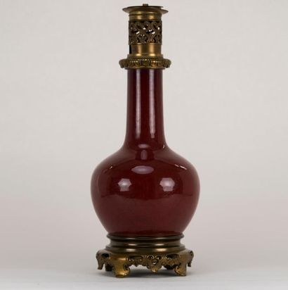 null CHINE. Vase en porcelaine sang-de-bœuf, monture en bronze. Fin XIXème - début...