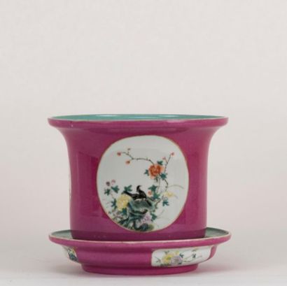 null CHINE. Jardinière et sa soucoupe en porcelaine à fond rose à décor de pivoines,...