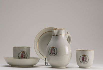 null CHINE, Compagnie des Indes, XVIIIème siècle. Partie de service en porcelaine...
