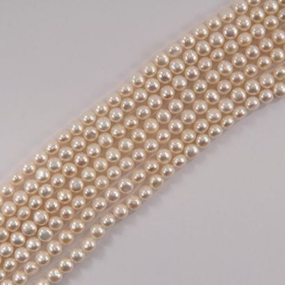 null Lot de sept rangs de perles de culture. Origine Hong-Kong.