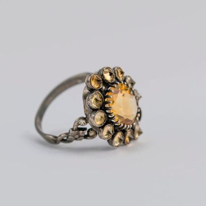 null Bague-fleur en argent et pierres oranges (citrine ou pierre orange). XIXème...