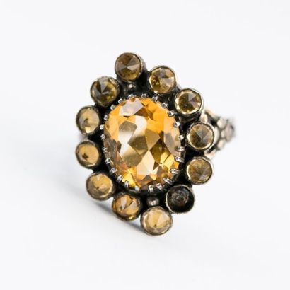 null Bague-fleur en argent et pierres oranges (citrine ou pierre orange). XIXème...