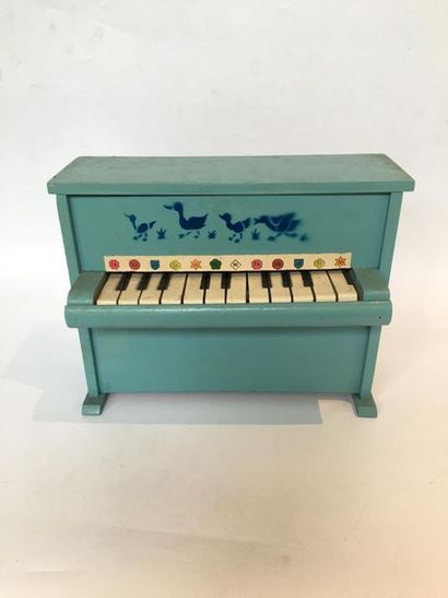 null Piano d'enfant en bois peint bleu avec décorations de canards.Fonctionne. L...