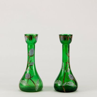 null Paire de vases en verre teinté à décor émaillé et doré de chardons. Circa 1880....