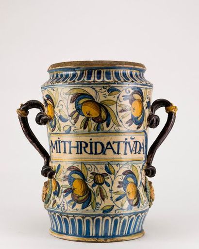 null Vase, les anses en forme de serpents enroulés. En partie XVIIème siècle, très...