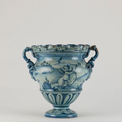 null ITALIE. Vase sur piédouche décor en camaïeu de bleu, anses en forme de serpent....