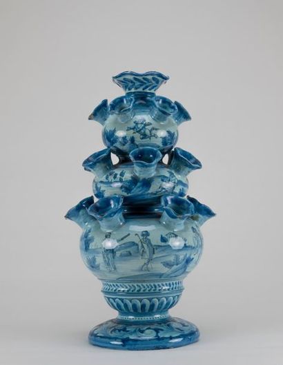 null Tulipière en faïence à décor en camaïeu de bleus de style XVIIème siècle. H...