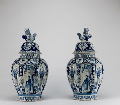 null DELFT. Paire de vases couverts en faïence dans le style du XVIIIème siècle....