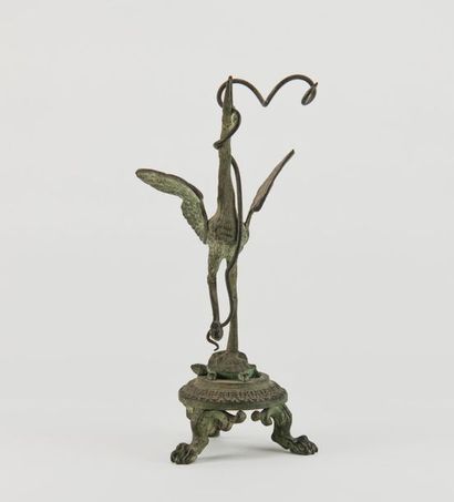 null Porte-montre au héron en bronze patiné dans le style antique. H : 24 cm.