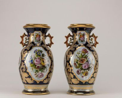 null BAYEUX. Paire de vases en porcelaine à décor de bouquets fleuris et de faisans...