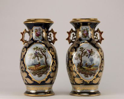 null BAYEUX. Paire de vases en porcelaine à décor de bouquets fleuris et de faisans...