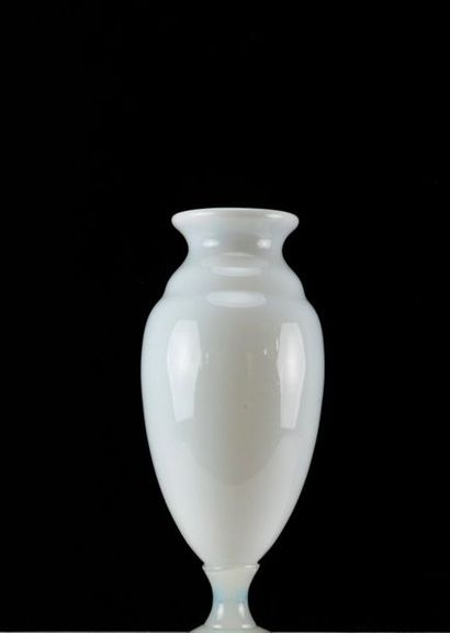 null SEVRES Cristallerie Vase en opaline bulle de savon. H : 37 cm.