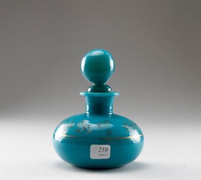 null Flacon boule et son bouchon en opaline de cristal turquoise à décor usé. Epoque...