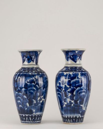 null CHINE. Paire de vases en porcelaine à côtes, à décor en bleu sous couverte....