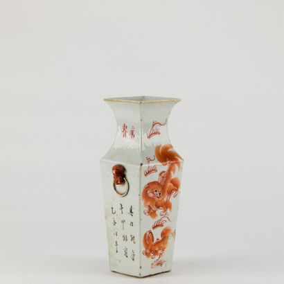 null CHINE, début du XXème siècle. Vase en porcelaine polychrome de forme balustre...