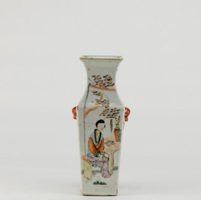 null CHINE, début du XXème siècle. Vase en porcelaine polychrome de forme balustre...