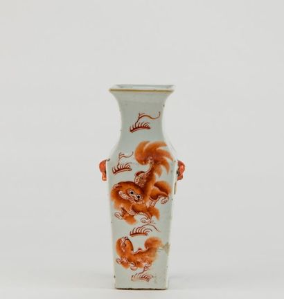 null CHINE, début du XXème siècle. Vase en porcelaine polychrome de forme balustre...