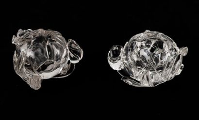 null CHINE, XXème siècle. Deux rince-pinceaux en cristal de roche en forme de fleurs....
