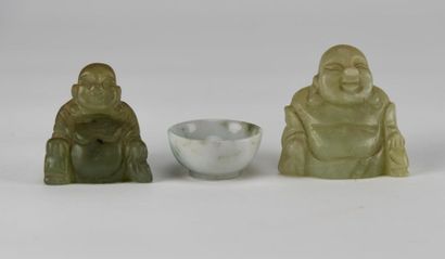 null CHINE, XXème siècle. Deux bouddhas en néphrite (H: 5,5 et 4,5 cm) et une petite...