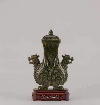 null CHINE. Grand vase couvert de type archaïsant en néphrite. XXème siècle. H :...