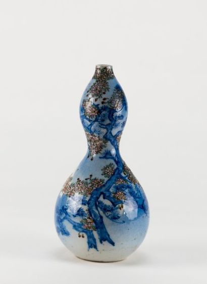 null JAPON, XXème siècle. Vase de double gourde en porcelaine à décor de pins. H...