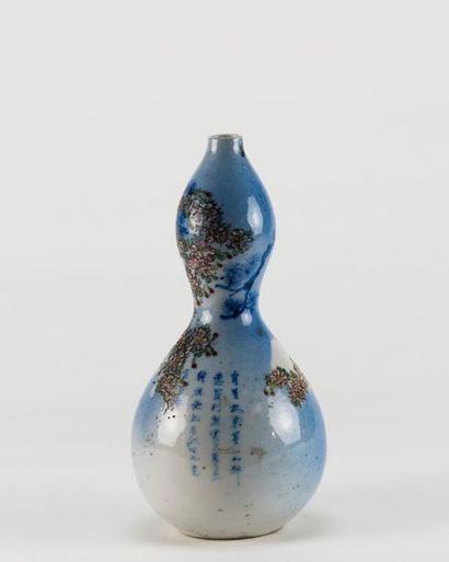 null JAPON, XXème siècle. Vase de double gourde en porcelaine à décor de pins. H...