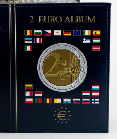 null Trois albums de pièces de 2 euros neuves sous étuis : un album avec 178 pièces,...