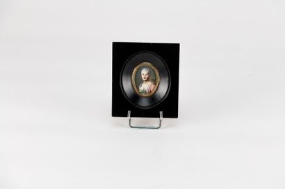 null Ensemble de trois miniatures, portraits de femmes dans le goût XVIIIème, signées...