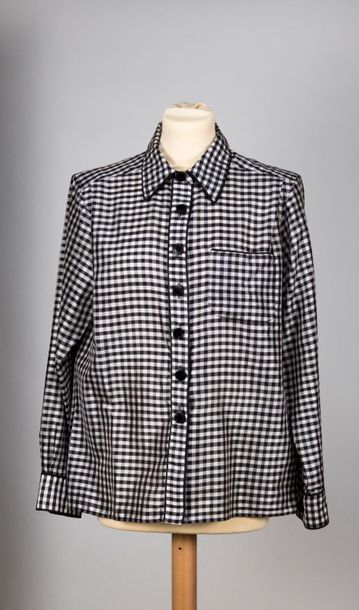 null YVES SAINT LAURENT Rive Gauche, Paris, Made in France. Blouse en soie type chemise...