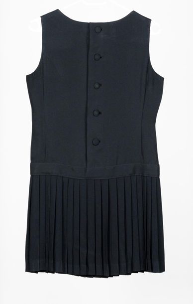 null Robe charleston en crêpe noir sans manche, sans étiquette, boutonnée dans le...