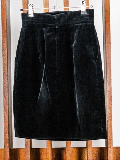 null Lot de 3 jupes, circa 1990 : Deux Bernard PERRIS une en velours noir, l'autre...