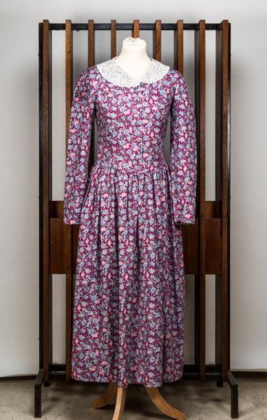 null LAURA ASHLEY, Circa 1975-80? Robe en liberty de coton, froncée à la taille,...