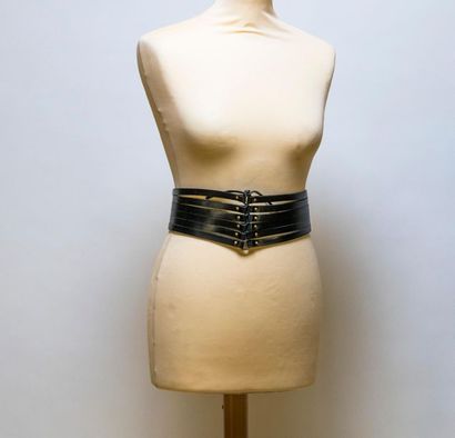 null ALAÏA, Circa 1990, ceinture corset composée de lanières de cuir noir, boucle...