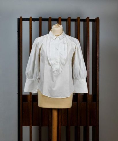 null KENZO Paris et KENZO City Circa 1990 : 2 chemises : une en piqué de coton blanc...