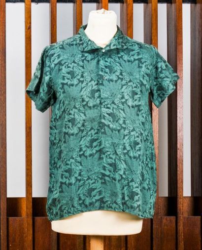 null JUNGLE JAP circa 1970-80, deux blouses : une fond vert motifs de fleurs tissées...