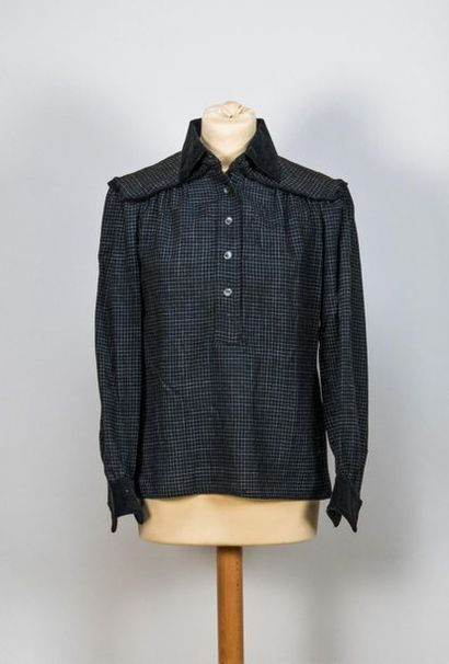 null KENZO JAP, circa 1970, chemise noire à carreaux blancs, parement et col en velours....