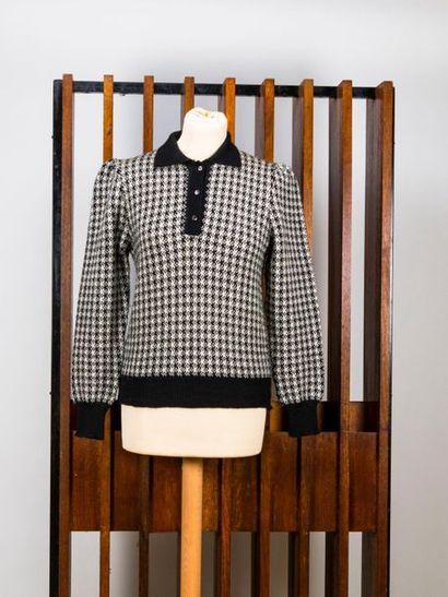 null KENZO Paris, circa 1980. Ensemble en laine tricotée, jupe avec deux sortes de...