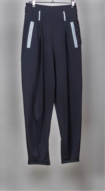 null CLAUDE MONTANA, circa 1990-95. Pantalon large en jersey de coton gris resséré...