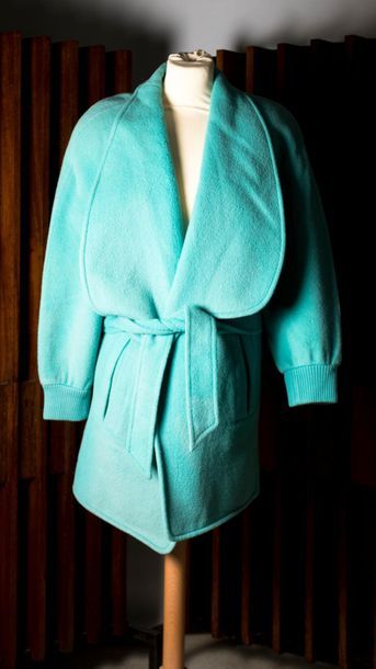 null CLAUDE MONTANA, circa 1990-95. Manteau en laine et cachemire bleu turquoise...