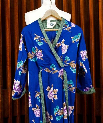 null KENZO JAP, CIRCA 1970. Robe kimono en coton fond bleu décor de roses et pivoines...
