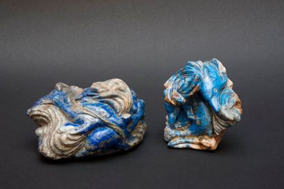 CHINE, deux lapis-lazuli sculptés, l'un figurant...