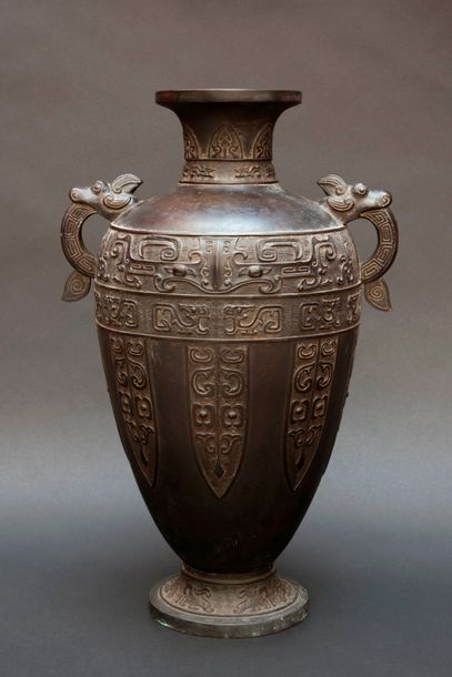 CHINE, vase de forme balustre en bronze à...