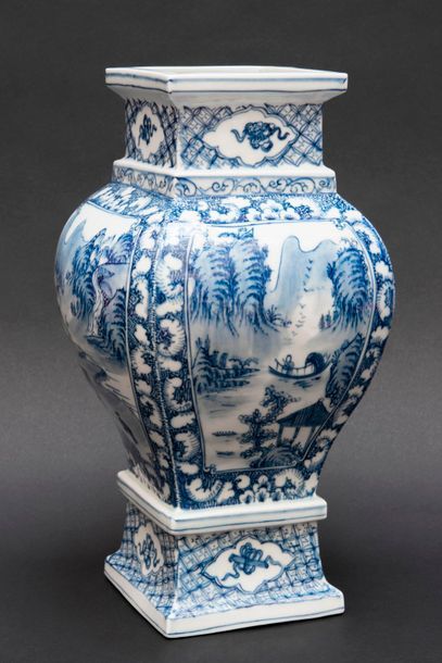 CHINE, grand vase en porcelaine de forme...