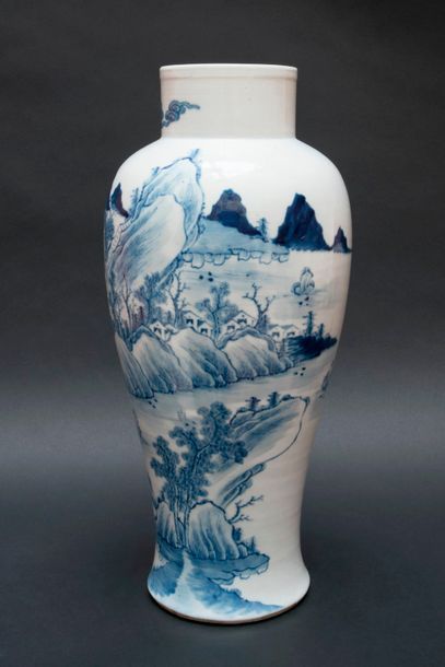 CHINE, grand vase de forme Meiping à décor...
