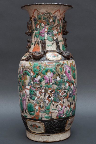 CHINE, vase en porcelaine de forme balustre,...