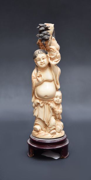 CHINE, okimono en ivoire sculpté figurant...