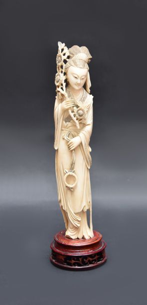 CHINE, okimono en ivoire sculpté figurant...
