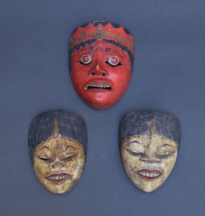 BALI, trois masques en bois sculpté, deux...