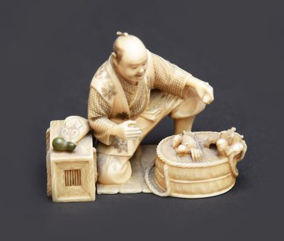 null JAPON, okimono en ivoire sculpté, figurant un paysan tenant un panier de crabes....